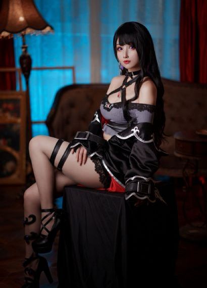 戴面具的女人