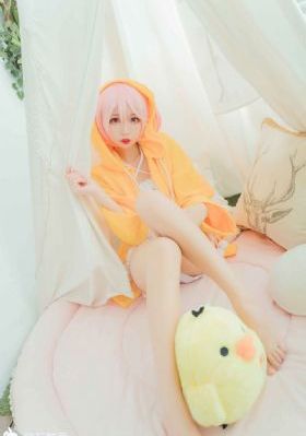 穿黄睡衣的女孩